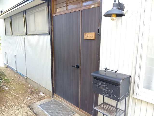 レトロ感のある玄関ですね。街灯もポストもおしゃれです。