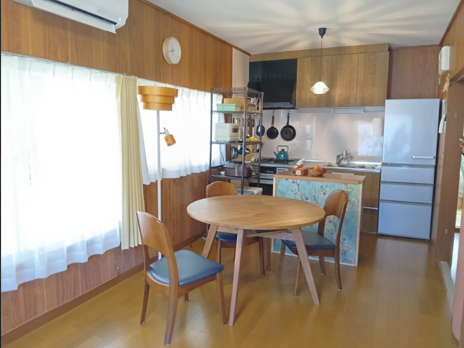 キッチンとの境にあるカウンタ－がアクセントな明るいお部屋です。