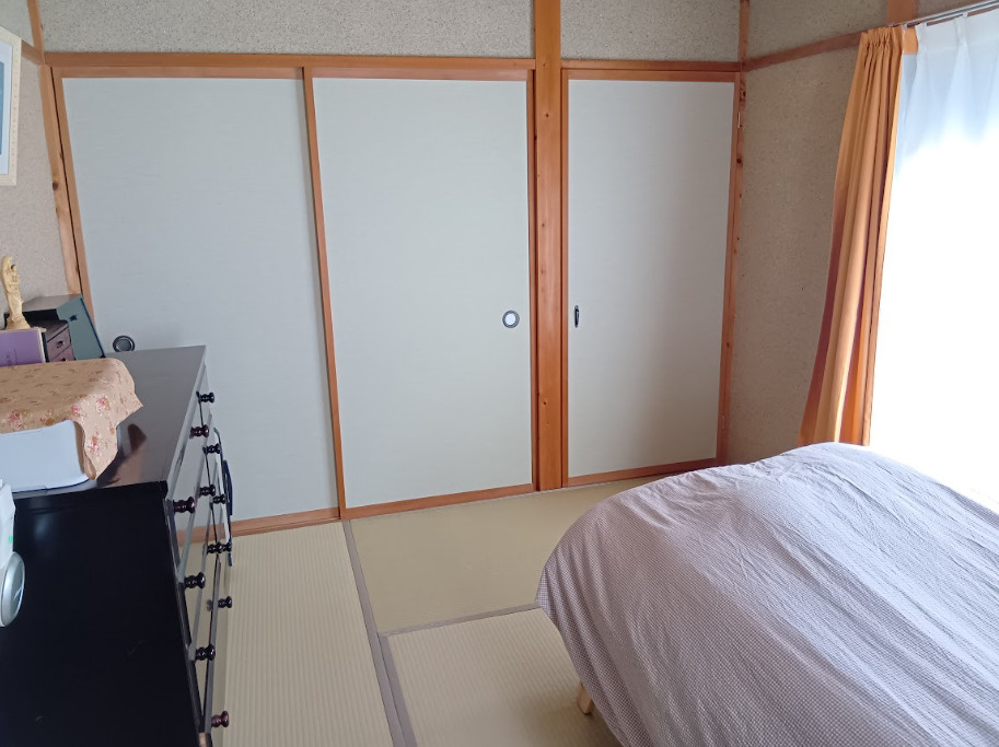 2面窓のついた和室です。収納スペ－スもあり助かります。