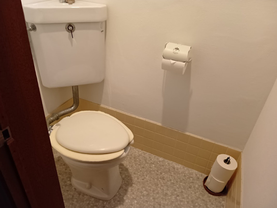 清潔感のあるトイレです。タンクがあるので災害時は安心ですね。