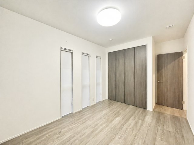 大きなクローゼット収納付きの洋室♪お子様の一人部屋にも♪パパやママの趣味のお部屋にも◎
