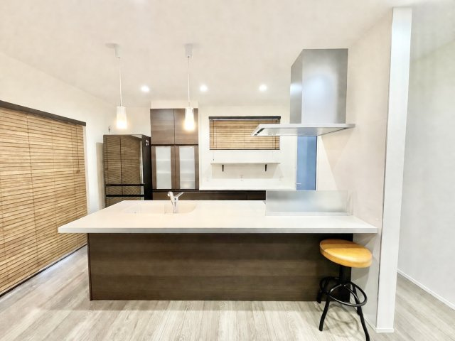 キッチンの照明にこだわり、手元を明るく照らすだけでなく、夜の晩酌タイムにもピッタリの柔らかな色合いを採用◎