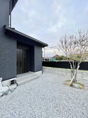 お家のダークカラーと相性の良い植栽♪季節に合わせて違った表情を浮かべてくれるのも楽しみですね♪
