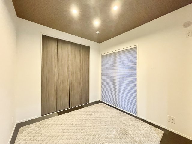 天井部分に木目調のクロスを採用し、目指すは旅館のような落ち着ける空間◎思わず見上げたくなる、おしゃれな仕上がり♪