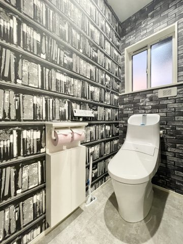 デザインクロスで海外のカフェに来たような雰囲気のトイレ♪ニッチ収納を付けたので、トイレットペーパーも収納出来ます♪