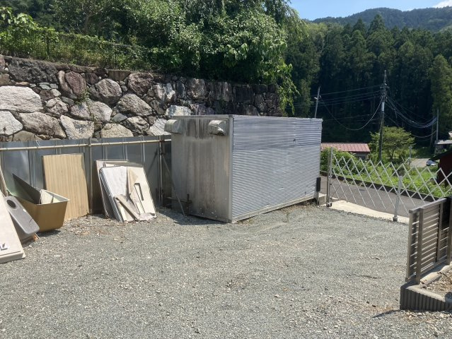 土地の形が極端に長細かったり、狭小地、あるいは道路との高低差がある傾斜地だった場合、後々売ろうとしても買い手がつかない場合もあります。後々、売却することになった時に価値の下がらない土地を選びましょう。