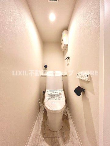 見た目もスッキリとしたデザインのトイレには温水洗浄暖房便座付き。