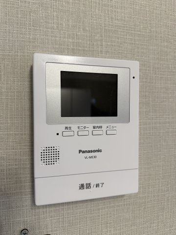 モニター付きのインターホンで来客者を確認できます。