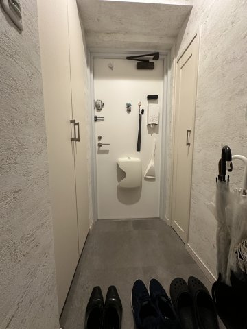 玄関には収納が2か所あり収納豊富です。