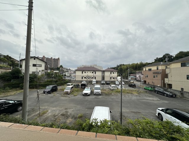 バルコニー側には建物がなく開放的です。