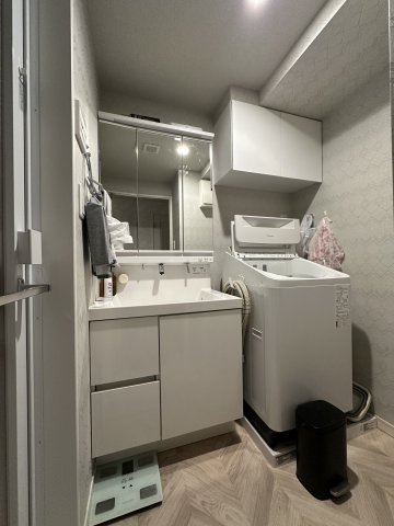 洗濯機上部に収納、三面鏡の洗面台も収納があり、収納豊富です。