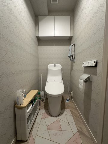 温水洗浄暖房機能付きで快適にお使いいただけます。上部に収納があり、掃除用具等を収納できます。