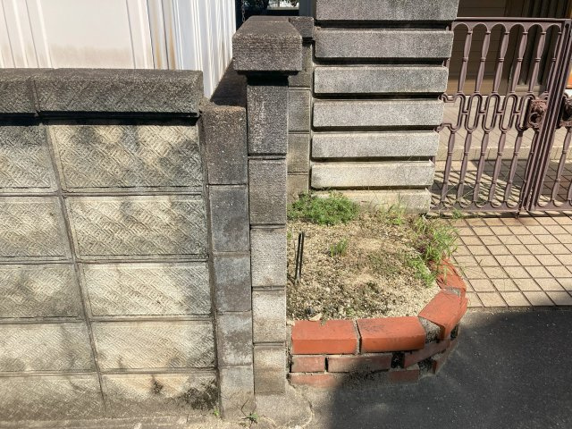 門柱と塀がしっかりと設けられた外構は、敷地の境界が分かりやすく、落ち着いた印象を与えます。玄関までのアプローチも整っており、来客時にも安心感のある佇まい。住まいの第一印象を支える外構部分です。