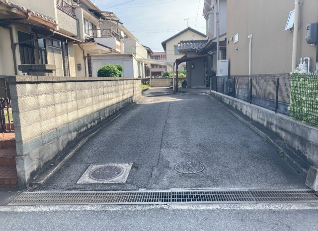 前面道路は落ち着いた住宅街の一角に位置し、車通りも比較的少ない環境。幅員が確保されており、車の出入りや通行もしやすい印象です。周囲は戸建住宅が建ち並び、静かで生活しやすい住環境が広がっています。