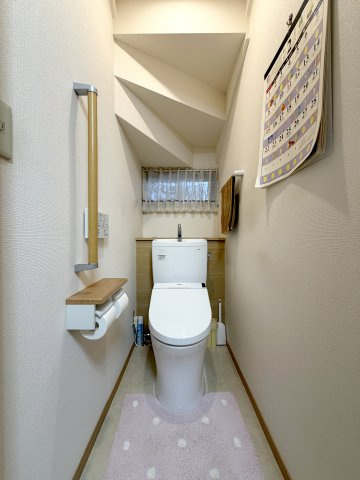 1階のトイレ　窓付きのトイレ　