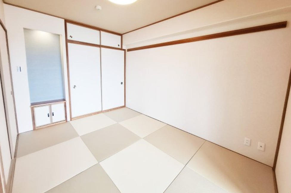 6帖和室には、押入れ付き！縁なしのカラー畳で和の良さを生かしつつ、洋室とも馴染みやすい空間に。