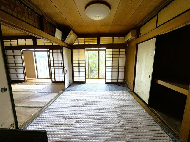 2面開口の窓から心地よい風が通り抜け、年中快適に過ごせる。