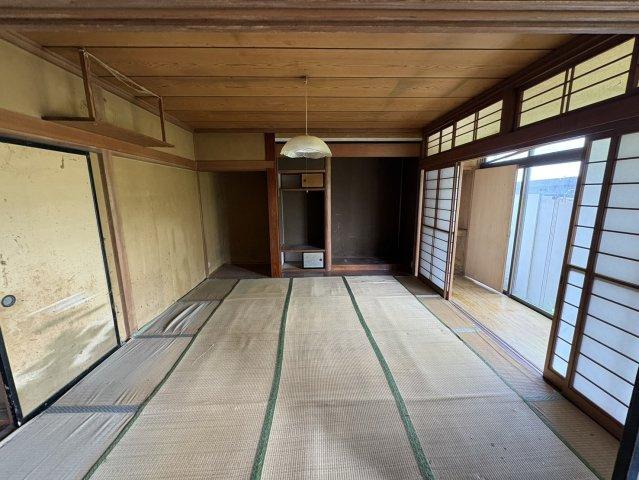 障子窓から入る優しい光が入る広々とした和室