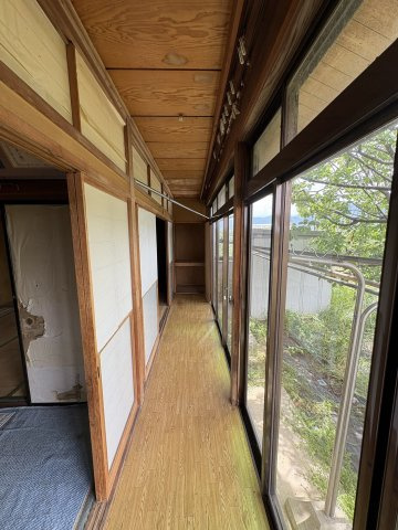 全面の窓から心地よい風が通り、木の温もりでリラックス。