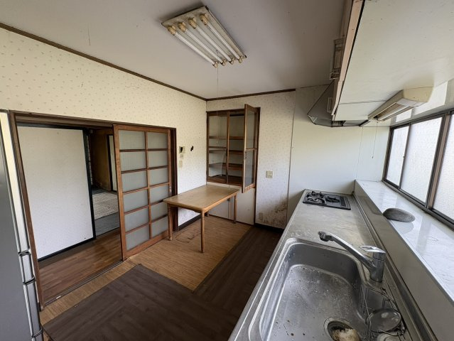 間口の広い窓を配置。手元が明るく、日中の調理も快適に。