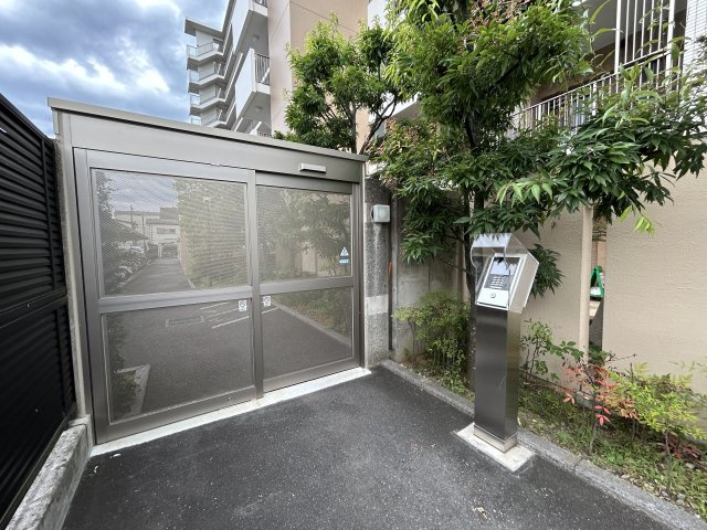 駐輪場もオートロック完備で安心のセキュリティ