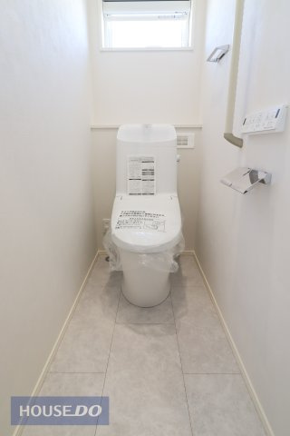 【トイレ】現地完成写真。温水洗浄暖房便座付き。
