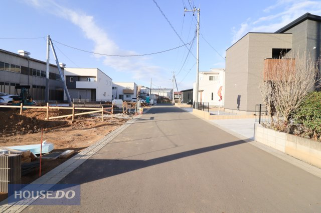 【前面道路】現地完成写真。道幅や駐車など、ご確認ください。