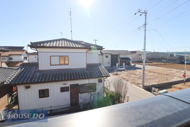 【建物からの眺望】現地完成写真。バルコニーからの景色。十分な間隔が確保されております。