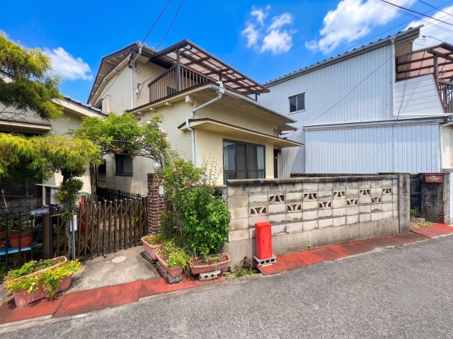 現地周辺は住宅やマンションが立ち並ぶ三原市中心部のエリアで、生活利便性に優れた住環境。解体更地渡しのため、建物解体の手間や費用を抑えて新築計画をスタート。土地活用など、多彩な可能性を秘めた土地です。