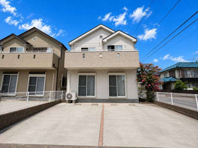 南東角地で陽当り良好！太陽光パネル設置！全居室6帖以上・全居室に収納がある4LDK！水回りの集中した家事ラク動線です！並列駐車2台可(車種による)！