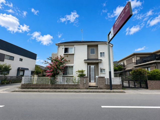 南東角地で陽当り良好！太陽光パネル設置！全居室6帖以上・全居室に収納がある4LDK！水回りの集中した家事ラク動線です！並列駐車2台可(車種による)！
