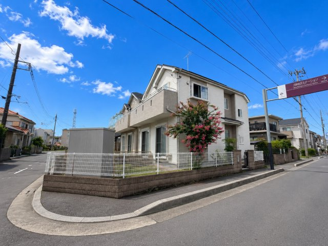 南東角地で陽当り良好！太陽光パネル設置！全居室6帖以上・全居室に収納がある4LDK！水回りの集中した家事ラク動線です！並列駐車2台可(車種による)！