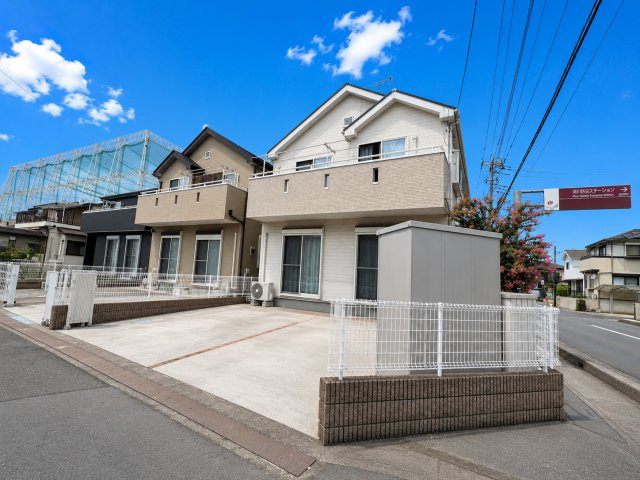 南東角地で陽当り良好！太陽光パネル設置！全居室6帖以上・全居室に収納がある4LDK！水回りの集中した家事ラク動線です！並列駐車2台可(車種による)！