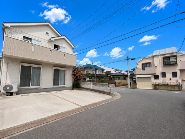 南東角地で陽当り良好！太陽光パネル設置！全居室6帖以上・全居室に収納がある4LDK！水回りの集中した家事ラク動線です！並列駐車2台可(車種による)！