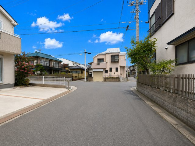 南東角地で陽当り良好！太陽光パネル設置！全居室6帖以上・全居室に収納がある4LDK！水回りの集中した家事ラク動線です！並列駐車2台可(車種による)！