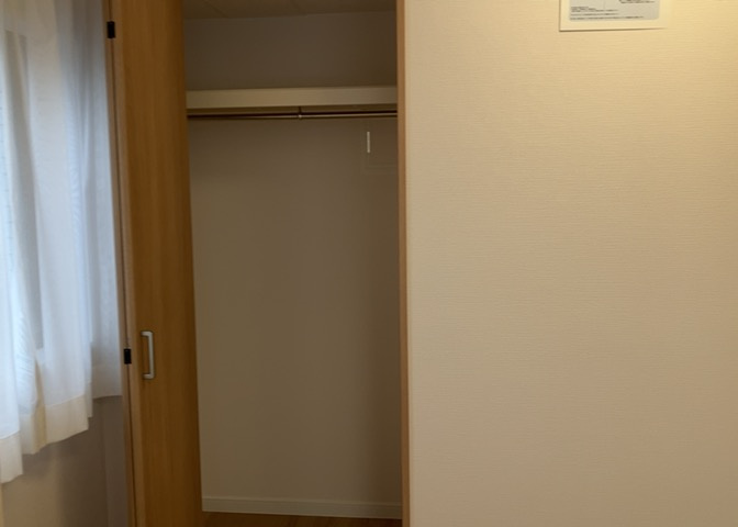デザイン性を重視しすぎて収納が少なかった！なんてことにならないため、事前に現地で収納の数を確認しておくことをお勧めします。クローゼット以外にも床下収納や屋根裏収納、パントリーなどもチェックしましょう。