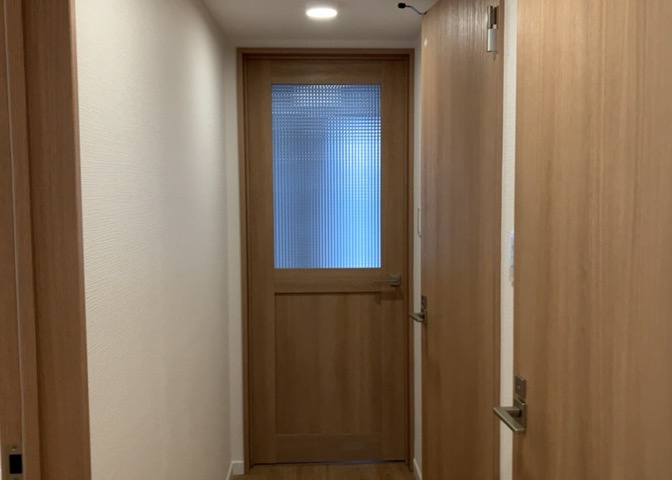 内装はとにかくおしゃれなものがいい！と選ぶ前に、まず住んだ後のことを想像してみましょう。住んでみたらコンセントの位置が悪くて使いにくいなど出てきます。事前にどの家電をどこに置くか想定しておきましょう。
