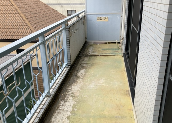 バルコニーは、室外の専用スペースのうち、「屋根がなく開放された空間」であるものを指します。ベランダより広いタイプのものが多く、日当たりもよいため家庭菜園などを楽しみたい人にとって適した環境となります。