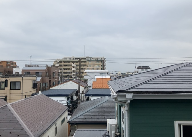 眺望の良さを楽しめるダイニングキッチンで家族団らんの時間を過ごしてはいかがでしょうか。バルコニーから見える景色を家族で眺める時間は、時間が経つのを忘れてしまいそうですね。是非、現地を見に行きましょう！