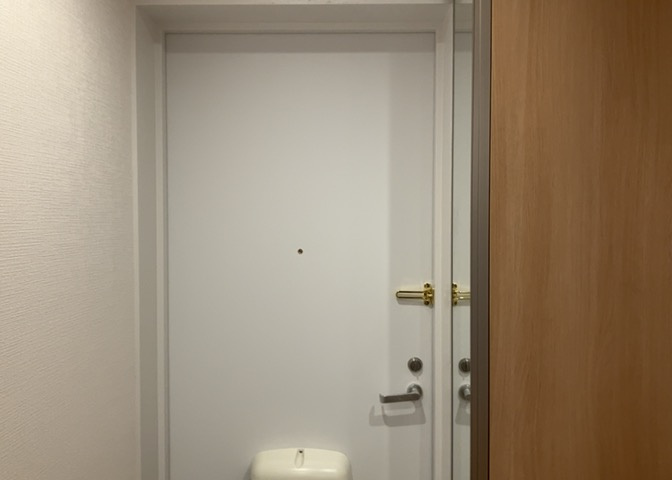 玄関は家の顔でもあり、家族以外の目にも止まる場所です。玄関は外との間を仕切る扉、靴などをしまっておく収納スペース、靴脱ぎのたたきスペース、来客とのやり取りをするドアホンなど複数のアイテムからなります。