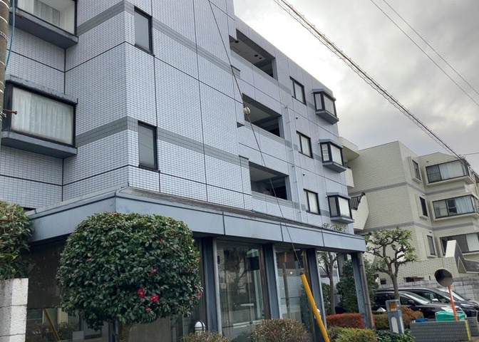 外観はマンション管理がされているかの目安になります。築年数が古いと、壁面は劣化してひび割れが生じることも！建物が古びていても細かいところが修繕されていると、きちんと管理されているなぁと感じるでしょう。