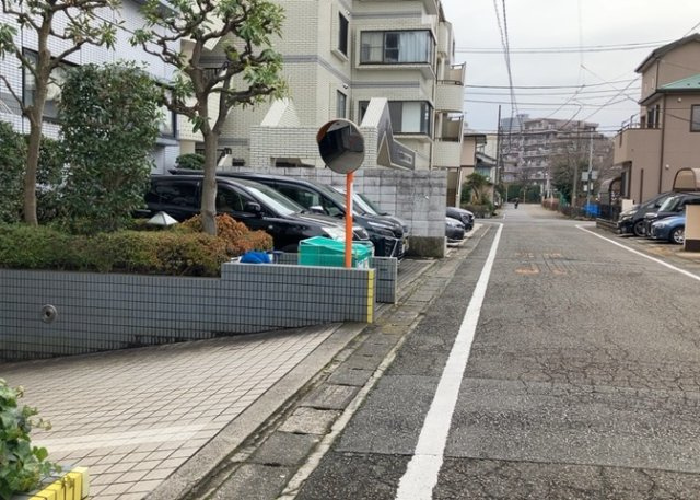 駐車場と明記されていても、最小スペースでつくられた駐車場だと大型車は駐車できなかったり、出入りしにくくなったりする可能性があります。お車のサイズと購入したい物件の駐車場のサイズを現地で確認しましょう。