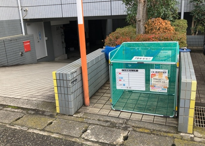 共有部分は、住民なら誰もが使える設備のこと。例えば駐車場やエレベーター、インターネット設備、セキュリティ設備などがあります。他にも、マンションの廊下・外部階段やエントランス・ゴミ置き場などがあります。