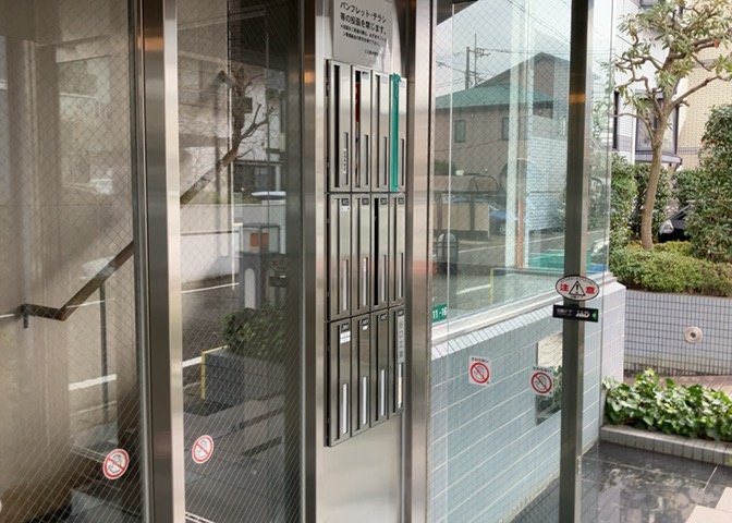 エントランス付近に設置されている集合ポストは、住んでいる部屋と離れているため、ポストをあさるなど誰かに何かされていても被害に気づきにくいです。入居する時には他人に特定されにくい番号で鍵をかけましょう！