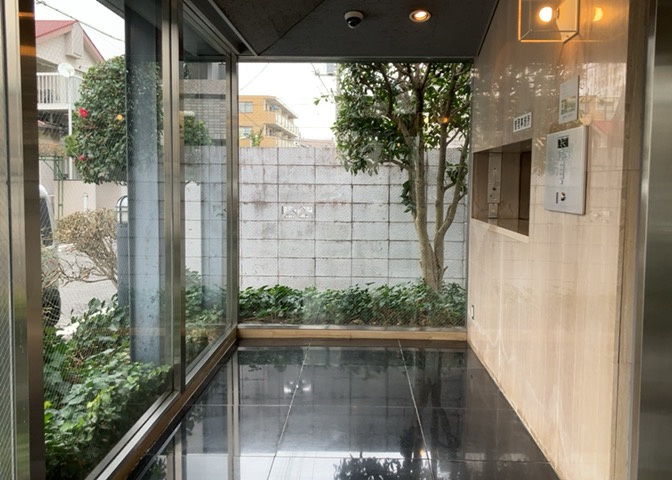 ラウンジは、マンションの共用スペースに椅子やテーブルなどを配置した利用者が寛げる空間です。屋内型ラウンジと屋外型ラウンジがあります。共用部分の管理状況と合わせて、詳細については現地でご確認ください。
