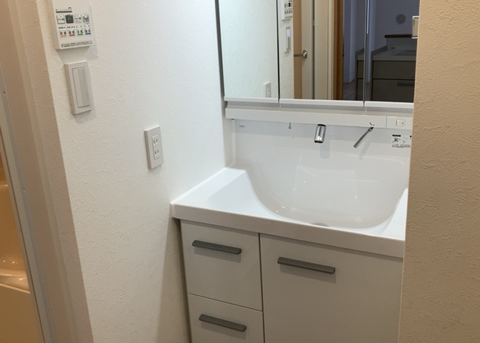 洗面化粧台では顔を洗ったり、身だしなみを整えることが本来の使い方ですが、用途によっては洗面化粧台に求められる機能が違ってくるため、ご自身や家族のライフスタイルに合ったものを選ぶことをおすすめ致します。