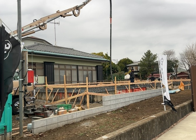 バルコニーは、室外の専用スペースのうち、「屋根がなく開放された空間」であるものを指します。ベランダより広いタイプのものが多く、日当たりもよいため家庭菜園などを楽しみたい人にとって適した環境となります。