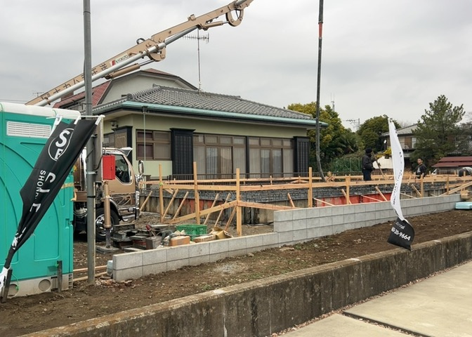 ベタ基礎とは、柱の位置に関係なく全体に基礎がある事を指し、面積が大きい分建物の重さを全体に分散できます。また、地面からの湿気や害虫を遮断でき、木造住宅で心配されるシロアリ被害を防ぐ効果も期待できます。