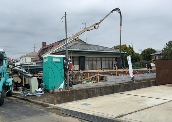 道幅が狭い場所は比較的土地の値段が低いことが多く、また交通量が少ないため騒音が少なく静かな環境で過ごせます。また、小さいお子様がいるご家庭も安心です。一方で車の駐車が難しいというデメリットもあります。