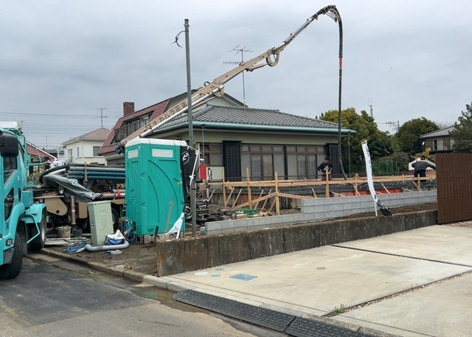 道幅が広い場所は日当たりや風通が良好です。幅が広いのですれ違いも可能ですし大きな車でも駐車可能！一方で、大型車が通ることも多くなるため交通量の増加により騒音に繋がります。また土地の値段が高くなります。